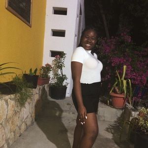 Meet your Posher, Larissa